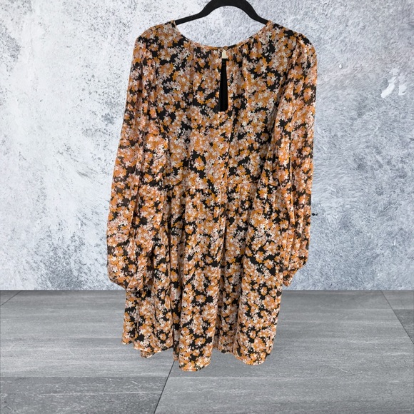 Sanctuary Shirred Dress with keyhole back. NWT - Picture 3 of 4